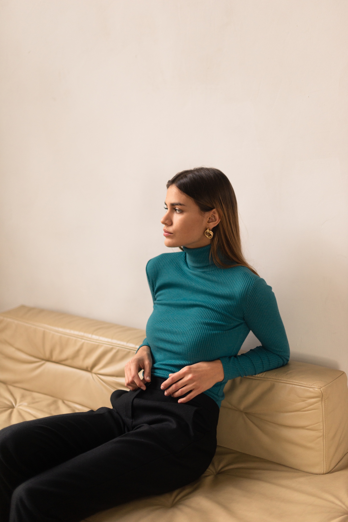 Водолазка - универсальная вещь и может являться частью капсульного гардероба. Водолазка - универсальная вещь и может являться частью капсульного гардероба.