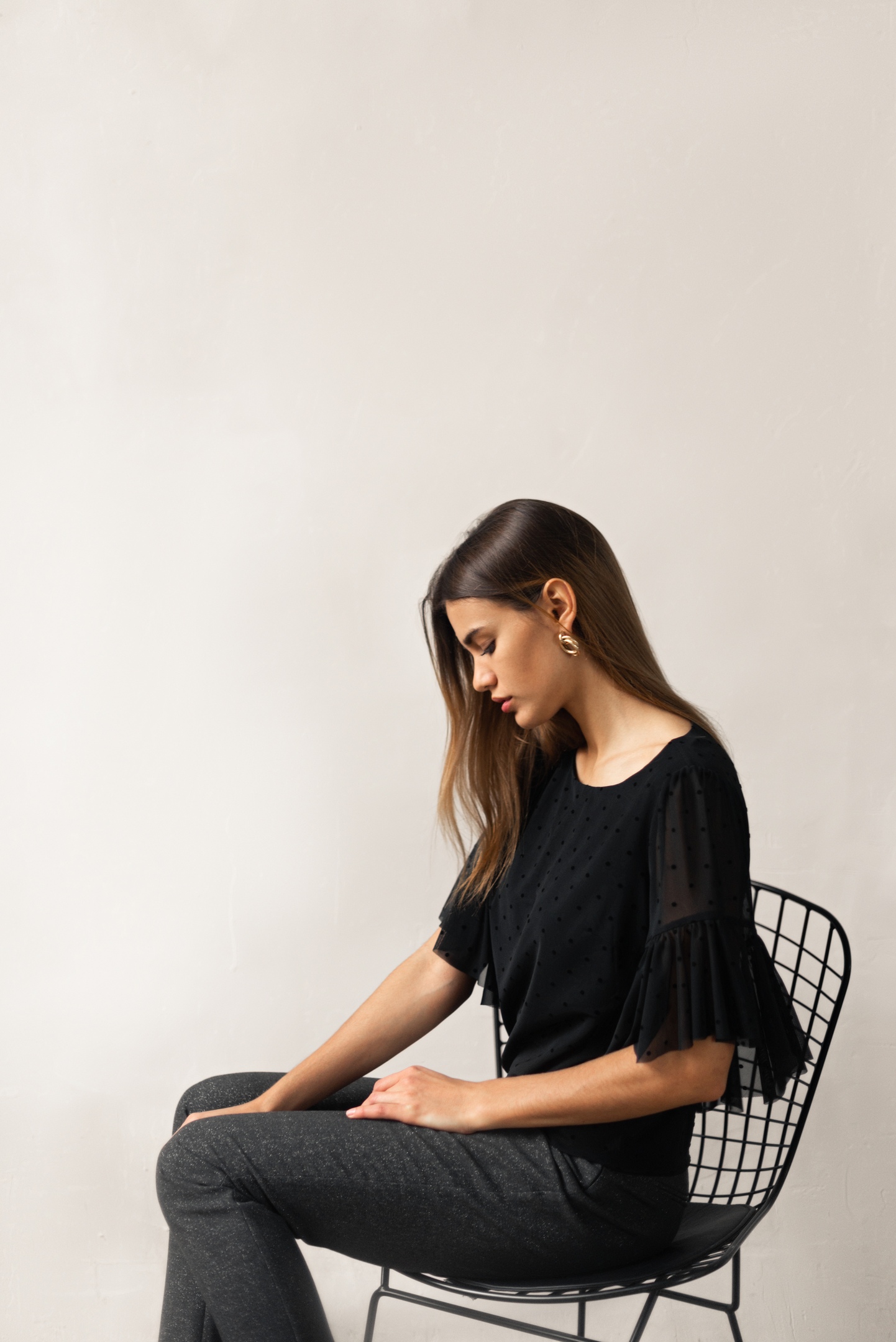 Блузка с рюшами – это стильный тренд, который запал в сердца девушкам. Блузка с рюшами – это стильный тренд, который запал в сердца девушкам.