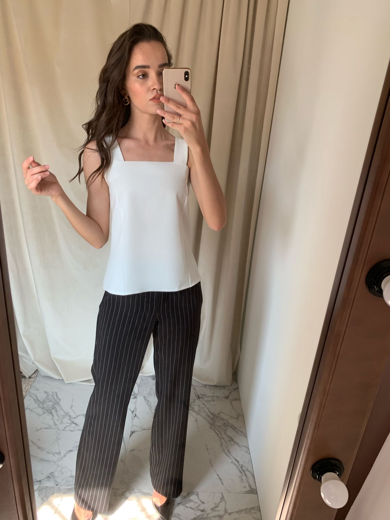 Идеальный базовый топ на широких бретелях из тонкой костюмной ткани. Силуэт прилегающий, по спинке - застежка "молния". Прекрасно подходит к брюкам и юбкам Идеальный базовый топ на широких бретелях из тонкой костюмной ткани. Силуэт прилегающий, по спинке - застежка "молния". Прекрасно подходит к брюкам и юбкам