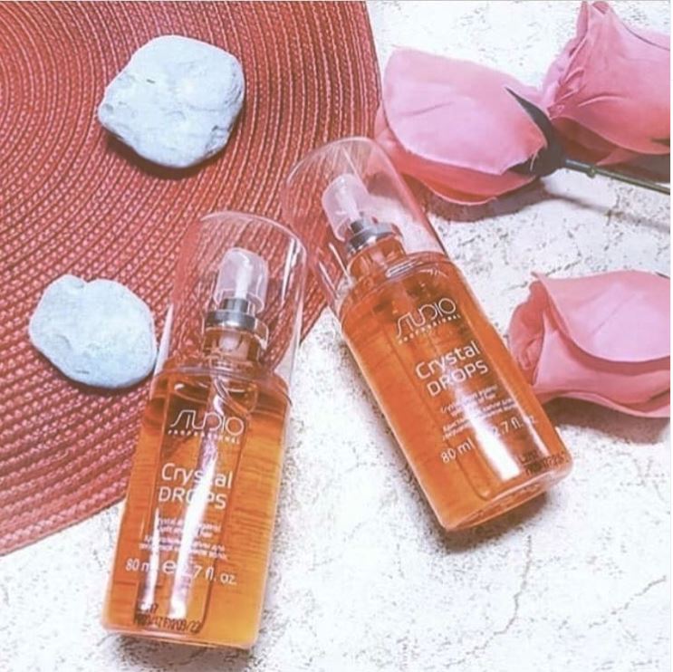 Несмываемые капли Сrystal drops для ухода за сухими кончиками волос. Насыщая их питательными веществами, масло семени льна выравнивает структуру волос, склеивая расщепленные кончики, защищает от воздействия внешних факторов Несмываемые капли Сrystal drops для ухода за сухими кончиками волос. Насыщая их питательными веществами, масло семени льна выравнивает структуру волос, склеивая расщепленные кончики, защищает от воздействия внешних факторов