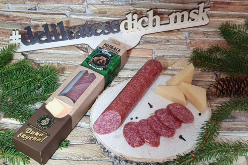 ЭТО ПОТРЯСАЮЩЕ ВКУСНАЯ колбаса из мяса медведя с пармезаном в подарочной упаковке. ЭТО ПОТРЯСАЮЩЕ ВКУСНАЯ колбаса из мяса медведя с пармезаном в подарочной упаковке.