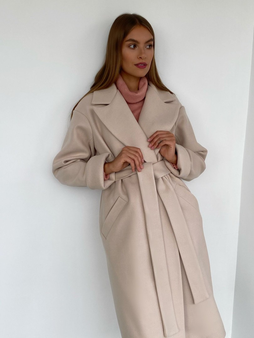 Современное молодёжное пальто-халат МАРТИЧЕЛЛИ прямого кроя с небольшим запАхом из однотонной пальтовой ткани, на подкладе. Воротник английский. Плечо спущенное. Современное молодёжное пальто-халат МАРТИЧЕЛЛИ прямого кроя с небольшим запАхом из однотонной пальтовой ткани, на подкладе. Воротник английский. Плечо спущенное.