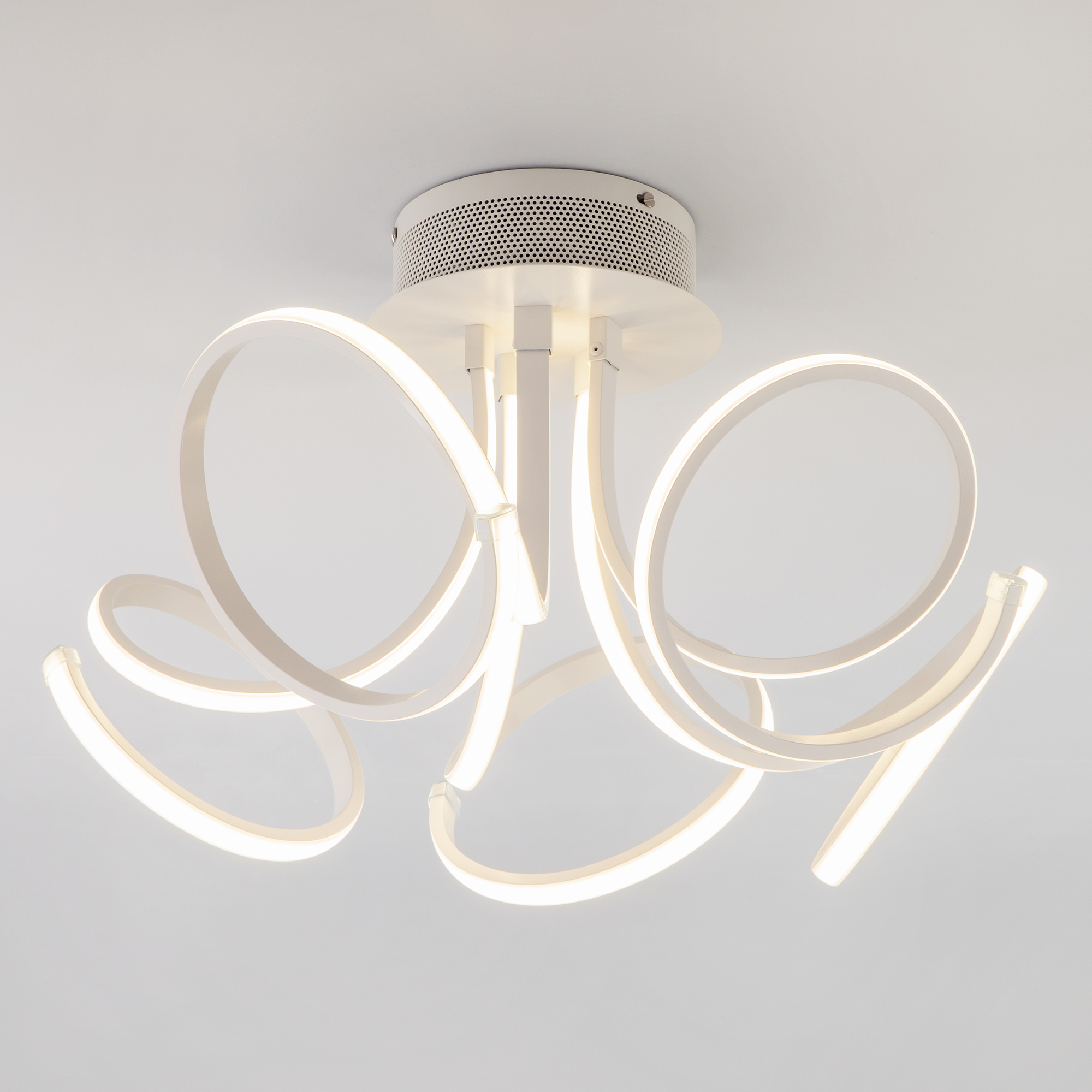 Светодиодная люстра - стильный и экономичный прибор освещения, который станет выразительным дополнением интерьера Светодиодная люстра - стильный и экономичный прибор освещения, который станет выразительным дополнением интерьера