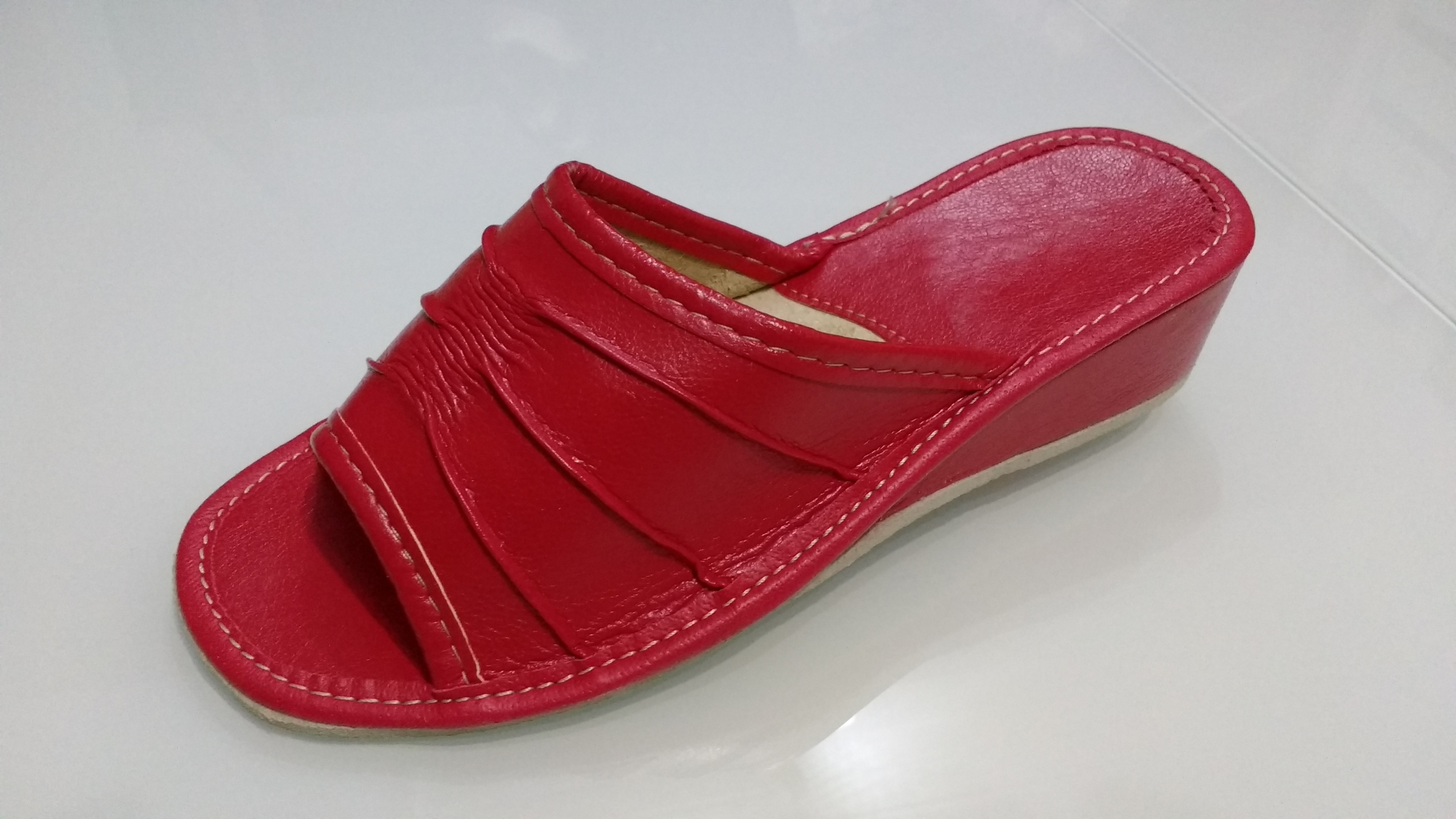 Если даже дома Вы предпочитаете обувь с каблучком, тапочки на танкетке - то, что нужно! Если даже дома Вы предпочитаете обувь с каблучком, тапочки на танкетке - то, что нужно!