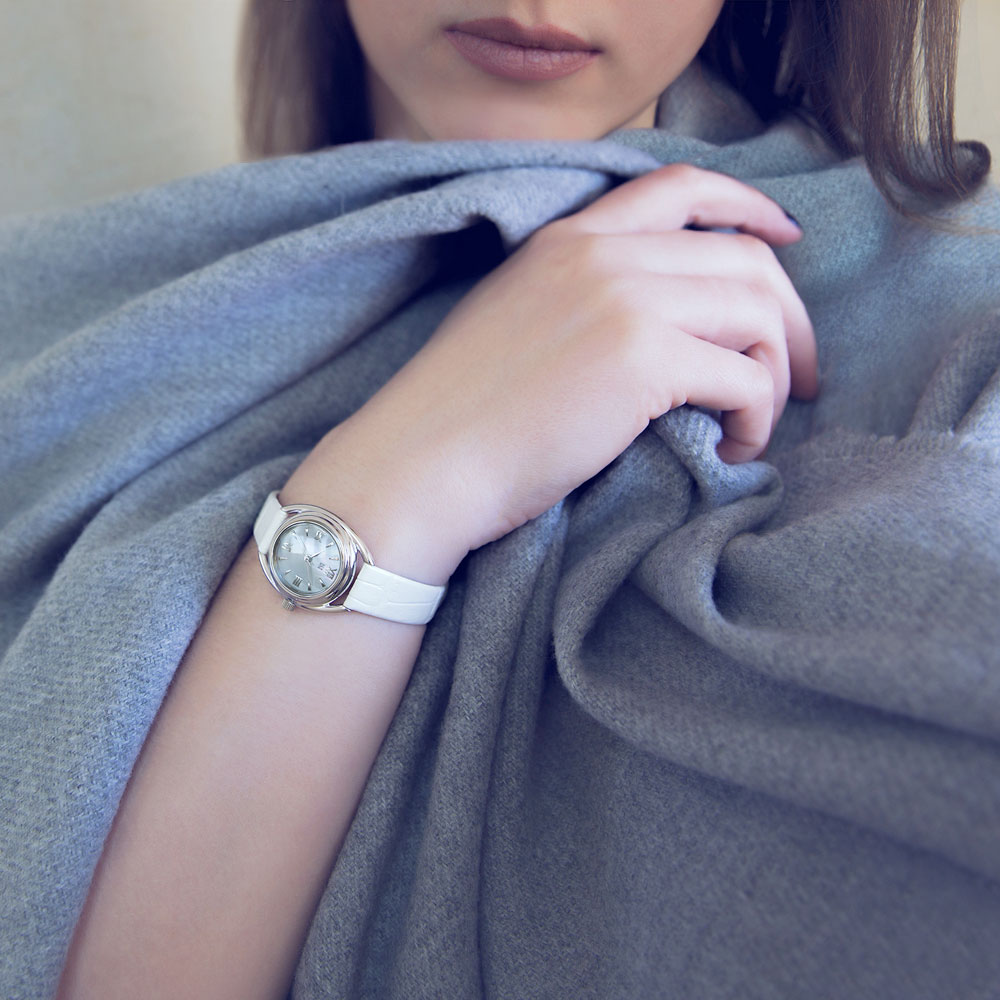 Женские серебряные часы представлены в нескольких оттенках: перламутр, антрацит, махагон. Римские цифры перемежаются утонченными часовыми делениями. Удлиненные ушки, сливающиеся с корпусом, превращают часы в целую планету с собственной орбитой! Женские серебряные часы представлены в нескольких оттенках: перламутр, антрацит, махагон. Римские цифры перемежаются утонченными часовыми делениями. Удлиненные ушки, сливающиеся с корпусом, превращают часы в целую планету с собственной орбитой!