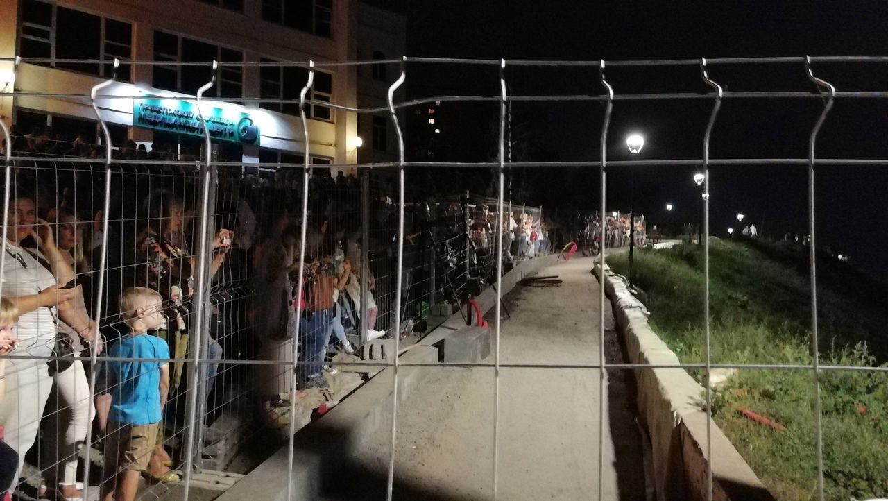 Юбилей Нижнего Новгорода сквозь решетку Юбилей Нижнего Новгорода сквозь решетку