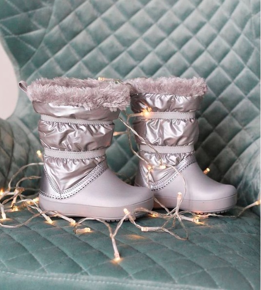 Зимние сапожки CR*OCS Girls’ Cro*cband™ Lod*gePoint Metallic Winter Boot с пушистой подкладкой идеально подойдут для долгих прогулок - в них маленькой принцесс будет тепло и уютно Зимние сапожки CR*OCS Girls’ Cro*cband™ Lod*gePoint Metallic Winter Boot с пушистой подкладкой идеально подойдут для долгих прогулок - в них маленькой принцесс будет тепло и уютно