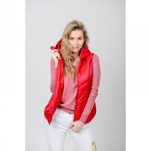 Жилет женский с капюшоном, цвет-красный Базовая цена: 1790 р Жилет женский с капюшоном, цвет-красный Базовая цена: 1790 р