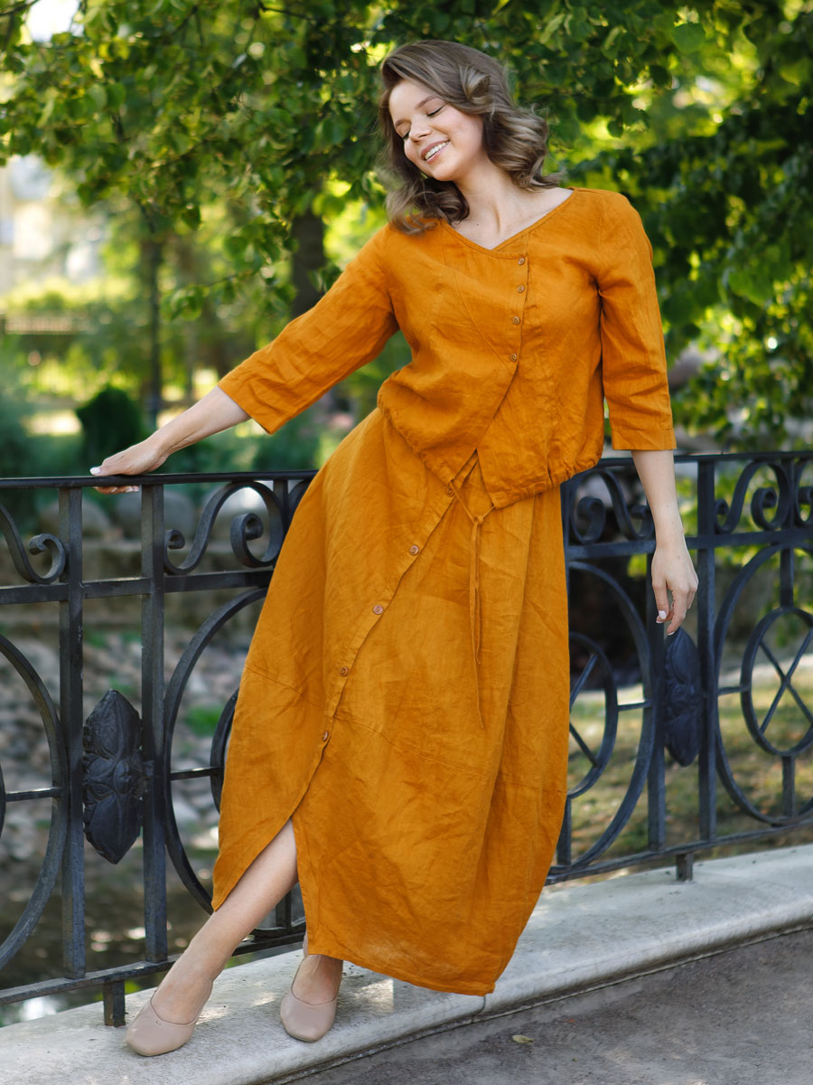 Изящный льняной костюм-это красота и комфорт. Блуза с запахом и юбка-колокол на пуговицах; прекрасный вариант для прогулок, городской суеты и активного образа жизни. Изящный льняной костюм-это красота и комфорт. Блуза с запахом и юбка-колокол на пуговицах; прекрасный вариант для прогулок, городской суеты и активного образа жизни.