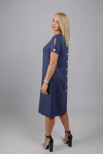 Элегантная модель прямого силуэта, становится куда более интересной благодаря разрезам на рукавах и контрастной застежкой по спине на белые пуговицы Элегантная модель прямого силуэта, становится куда более интересной благодаря разрезам на рукавах и контрастной застежкой по спине на белые пуговицы