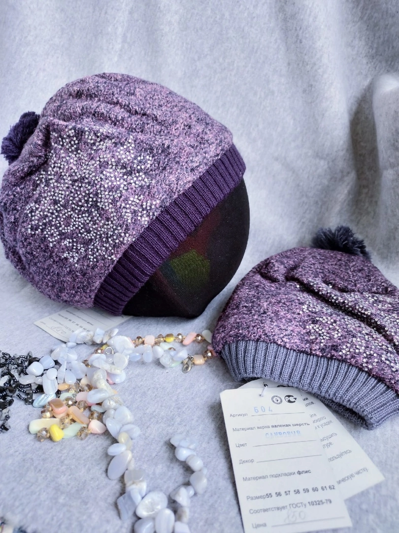 Молодежная шапочка с помпоном и снежинкой из страз. Молодежная шапочка с помпоном и снежинкой из страз.