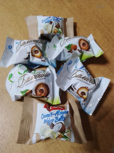 Четыре разных вкуса конфет, все сладости наивкуснейшие, наинежнейшие, наиаппетитнейшие. Четыре разных вкуса конфет, все сладости наивкуснейшие, наинежнейшие, наиаппетитнейшие.