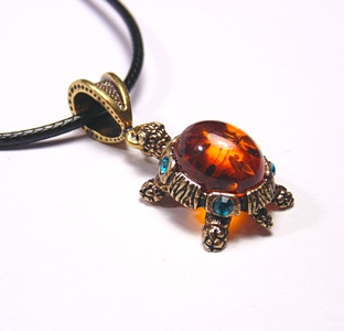 Украшения из янтаря, высокохудожественные сувениры с ювелирными вставками Украшения из янтаря, высокохудожественные сувениры с ювелирными вставками