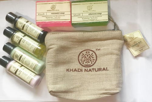 Дорожный набор Khadi в холщовом мешочке - это превосходное предложение от одного из лидеров по производству натуральных косметических товаров. Он позволит взять с собой в поездку привычные средства по уходу за кожей и волосами, при этом не заняв много мес Дорожный набор Khadi в холщовом мешочке - это превосходное предложение от одного из лидеров по производству натуральных косметических товаров. Он позволит взять с собой в поездку привычные средства по уходу за кожей и волосами, при этом не заняв много мес