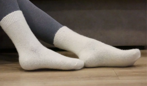 Белые шерстяные носки для тех кто видит красоту в простоте.Выполнены из овечьей пряжи с добавлением ангоры, содержание шерсти 70%. Шерсть в составе придает эластичность носку, прекрасную впитываемость влаги и комфорт. Белые шерстяные носки для тех кто видит красоту в простоте.Выполнены из овечьей пряжи с добавлением ангоры, содержание шерсти 70%. Шерсть в составе придает эластичность носку, прекрасную впитываемость влаги и комфорт.