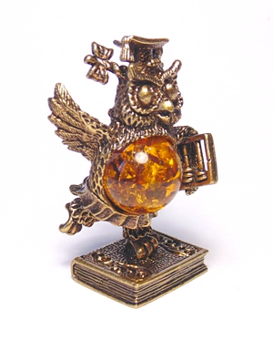 Сова ученая с янтарём Сова ученая с янтарём