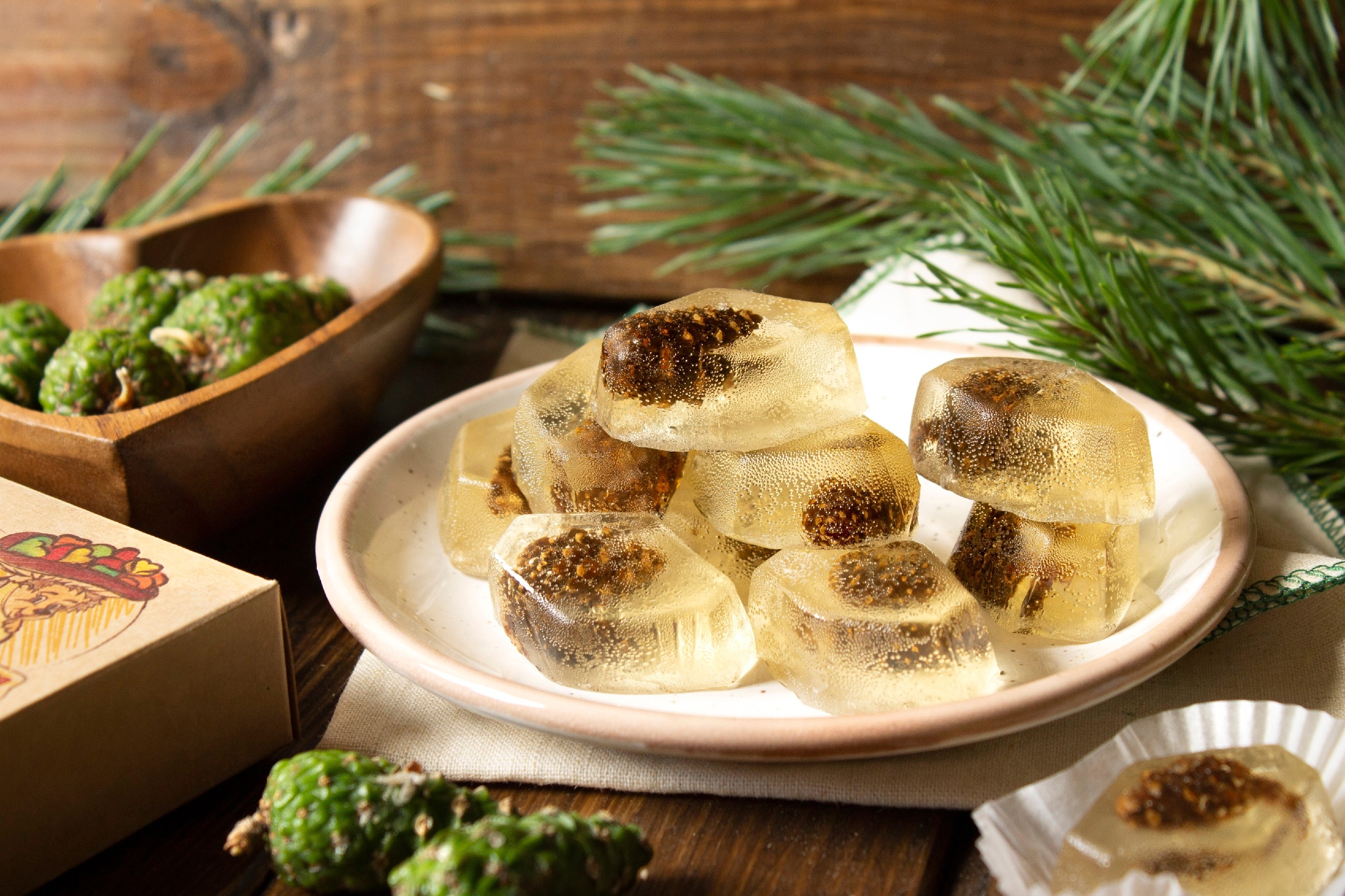 ХИТ НОВОГОДНЕГО СТОЛА! Мармелад с шишкой! Она абсолютно съедобная. Вкус весьма оригинальный, мы бы даже сказали уникальный! Но что-то в нем есть такое, наше, исконно русское - запах леса и ароматы разогретой на солнце хвои... НОВОГОДНЯЯ УПАКОВКА! ХИТ НОВОГОДНЕГО СТОЛА! Мармелад с шишкой! Она абсолютно съедобная. Вкус весьма оригинальный, мы бы даже сказали уникальный! Но что-то в нем есть такое, наше, исконно русское - запах леса и ароматы разогретой на солнце хвои... НОВОГОДНЯЯ УПАКОВКА!