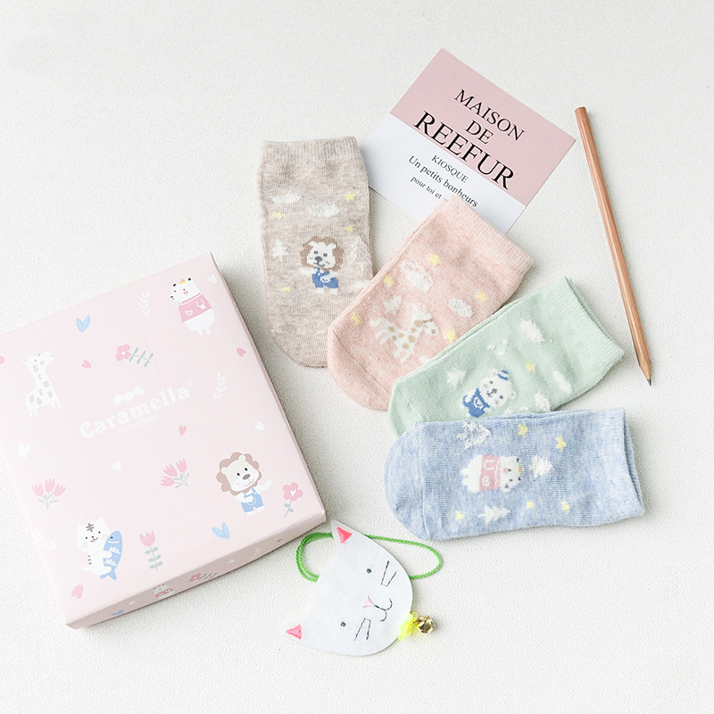 Ликвидация по СУПЕР цене! Этот набор носочков "Зоопарк" станет по-настоящему желанным подарком! Четыре разноцветных пары уютных носочков украшены очаровательными любимыми зверушками. Ликвидация по СУПЕР цене! Этот набор носочков "Зоопарк" станет по-настоящему желанным подарком! Четыре разноцветных пары уютных носочков украшены очаровательными любимыми зверушками.