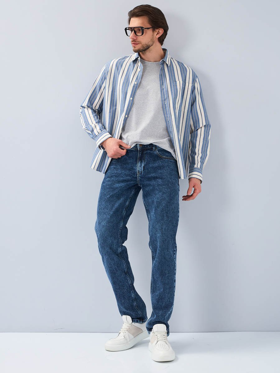 Мужские модные джинсы с пятью карманами, на части швов сделаны тройные отстрочки разными нитками, в качестве отделки использована двухцветная тесьма на часовом кармане, под поясом и на внутренней части пояса. Посадка Regular fit (полуоблегающие по бедру) Мужские модные джинсы с пятью карманами, на части швов сделаны тройные отстрочки разными нитками, в качестве отделки использована двухцветная тесьма на часовом кармане, под поясом и на внутренней части пояса. Посадка Regular fit (полуоблегающие по бедру)