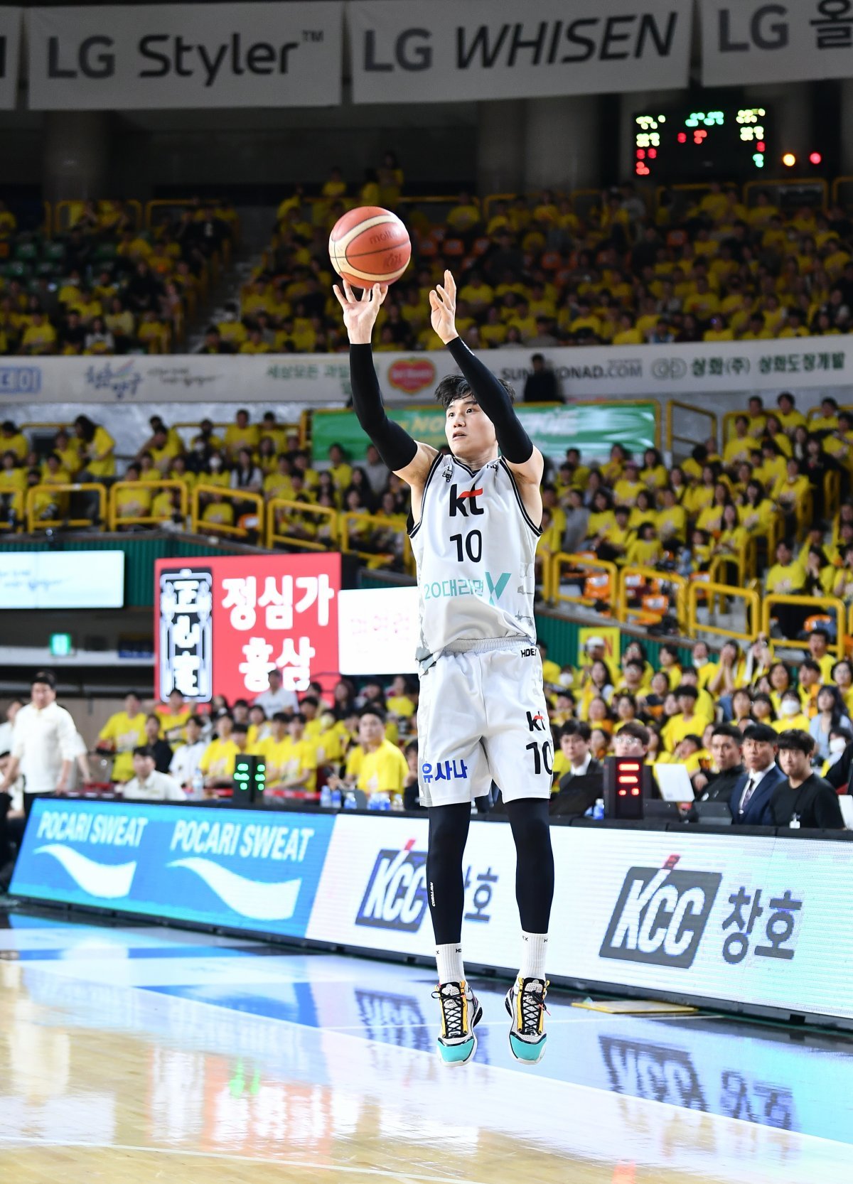 'Moon Seong-gon's 3 points, 5 directions, 19 points' KT defeats LG, 1 win, 1 loss PO in the semifinals 'Moon Seong-gon's 3 points, 5 directions, 19 points' KT defeats LG, 1 win, 1 loss PO in the semifinals