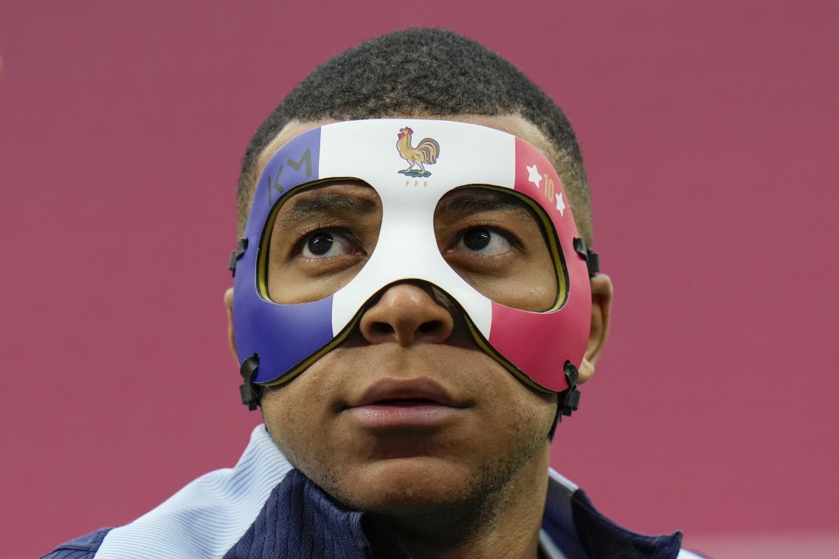 Kylian Mbappe, who suffered a fractured nose, continues training wearing a three-color mask Kylian Mbappe, who suffered a fractured nose, continues training wearing a three-color mask