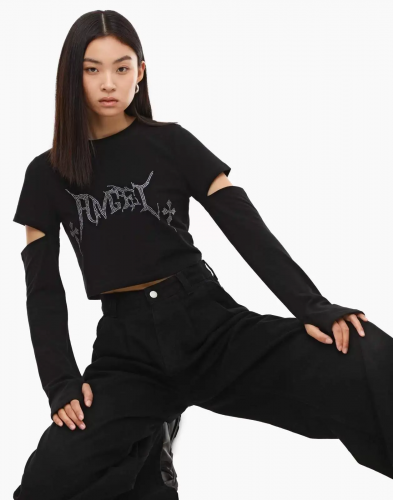 Бунтарский дух, готика и японская уличная мода! В этом лонгсливы есть всё, чтобы вы почувствовали себя самой стильной! Приталенный силуэт Fitted — тот случай, когда в образе не нужен объём. Плотная посадка не помешает двигаться свободно и естес Бунтарский дух, готика и японская уличная мода! В этом лонгсливы есть всё, чтобы вы почувствовали себя самой стильной! Приталенный силуэт Fitted — тот случай, когда в образе не нужен объём. Плотная посадка не помешает двигаться свободно и естес