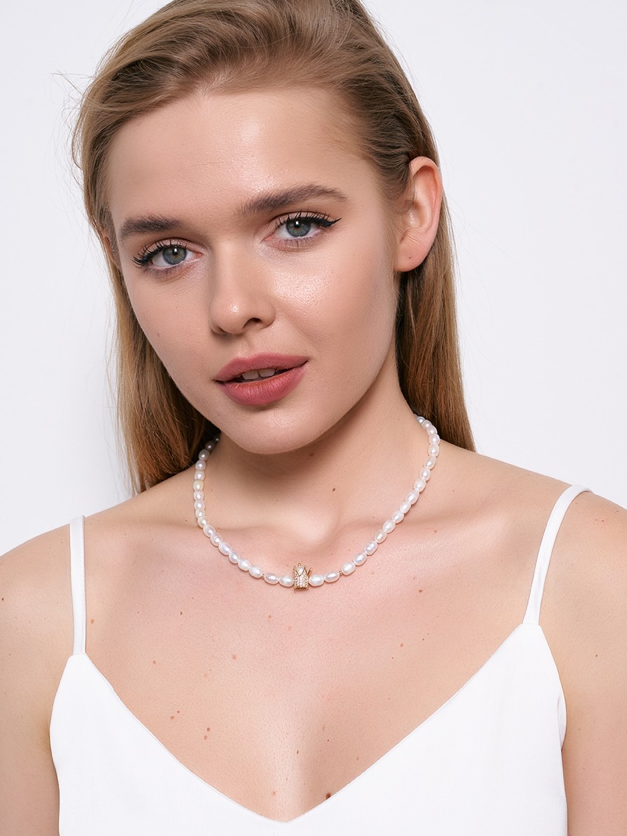 Сегодня бронирую! Колье SELENA PEARLS выполнено из натурального жемчуга люксового качества. Он имеет плотную структуру, ровную поверхность и цвет. Размер жемчужин 6*8 мм. Чуть вытянутая форма бусин Сегодня бронирую! Колье SELENA PEARLS выполнено из натурального жемчуга люксового качества. Он имеет плотную структуру, ровную поверхность и цвет. Размер жемчужин 6*8 мм. Чуть вытянутая форма бусин