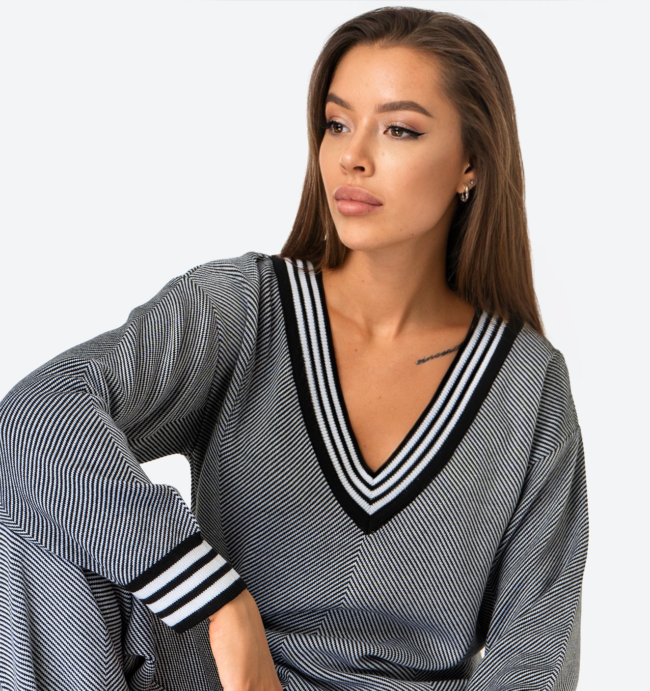 Happy Fox. Он точно покорит ваше сердце! Женский костюм из вязаного трикотажа - идеальный выбор для стильных и уверенных в себе леди. Трикотаж с вискозой и нейлоном известен своей мягкостью и приятной текстурой. Happy Fox. Он точно покорит ваше сердце! Женский костюм из вязаного трикотажа - идеальный выбор для стильных и уверенных в себе леди. Трикотаж с вискозой и нейлоном известен своей мягкостью и приятной текстурой.