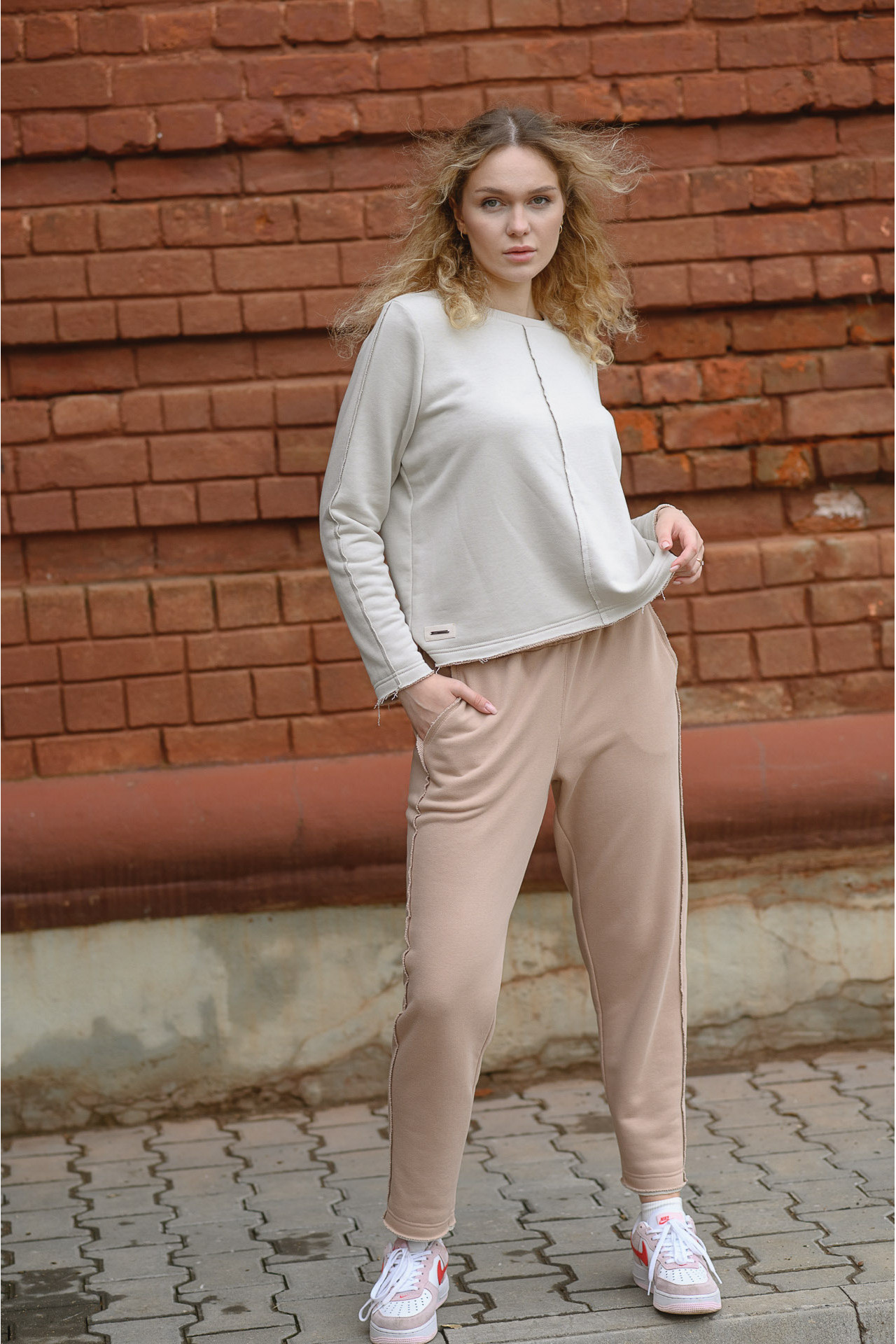 Удобные костюмы в стиле спорт-шик, когда конкретные вещи выносятся за пределы спортзалов и абсолютно уместны в городской повседневной жизни. Удобные костюмы в стиле спорт-шик, когда конкретные вещи выносятся за пределы спортзалов и абсолютно уместны в городской повседневной жизни.