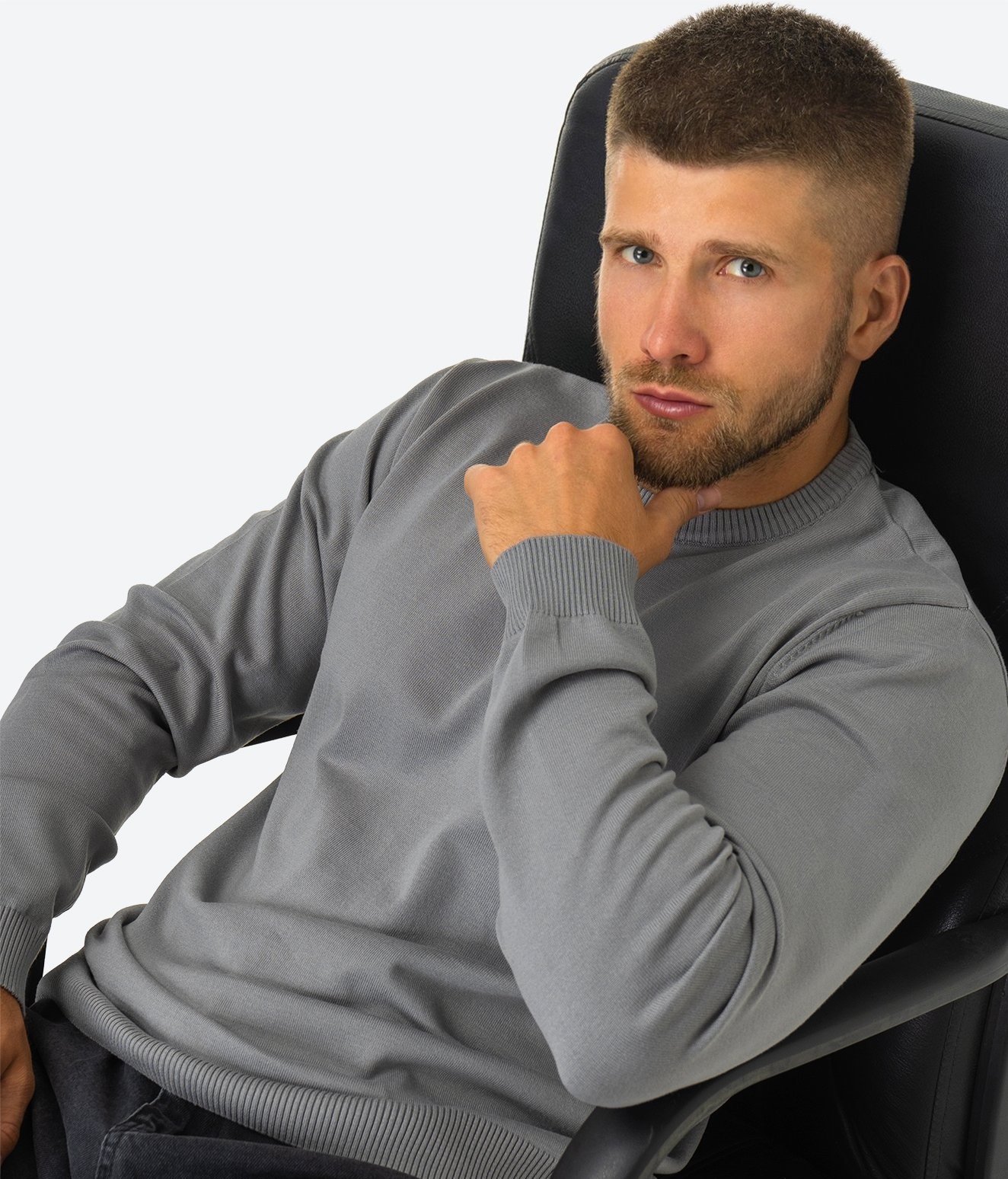 Happy Fox. Погружение в удобный лаконичный стиль! Классический джемпер для мужчин - идеальный выбор для тех, кто ценит комфорт и элегантность в ежедневных образах. Серый джемпер прямого кроя с круглым вырезом свободно садится по фигуре. Happy Fox. Погружение в удобный лаконичный стиль! Классический джемпер для мужчин - идеальный выбор для тех, кто ценит комфорт и элегантность в ежедневных образах. Серый джемпер прямого кроя с круглым вырезом свободно садится по фигуре.