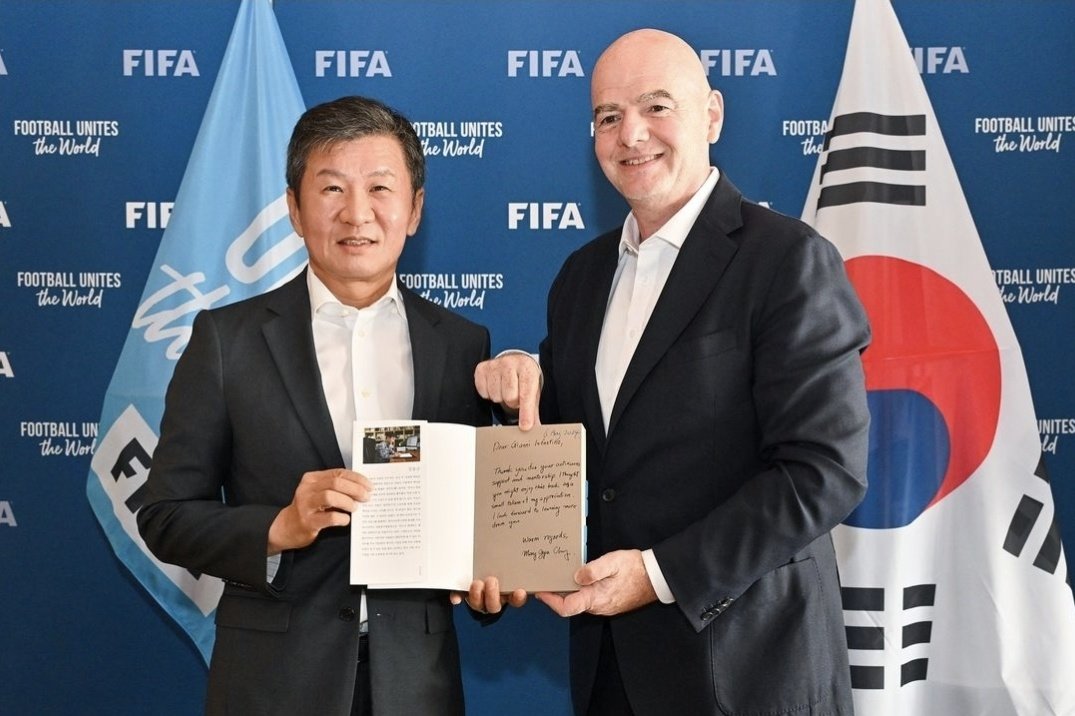 Korea Football Association President Chung Mong-gyu meets FIFA President in Paris presents autobiography with handwritten letter Korea Football Association President Chung Mong-gyu meets FIFA President in Paris presents autobiography with handwritten letter
