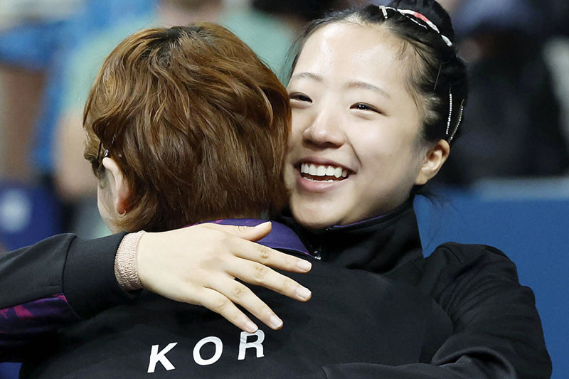 Pee-yak, holding her two older sisters, soars to become an ace Pee-yak, holding her two older sisters, soars to become an ace