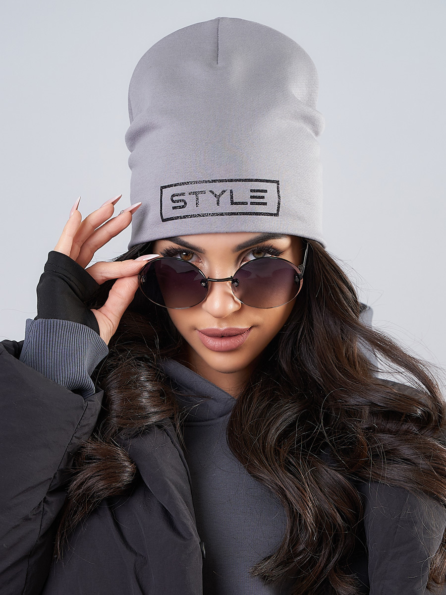 Двухслойная шапка с надписью "STYLE", что в переводе означает "СТИЛЬ", которая удивительно сверкает при попадании на нее лучей света! Двухслойная шапка с надписью "STYLE", что в переводе означает "СТИЛЬ", которая удивительно сверкает при попадании на нее лучей света!