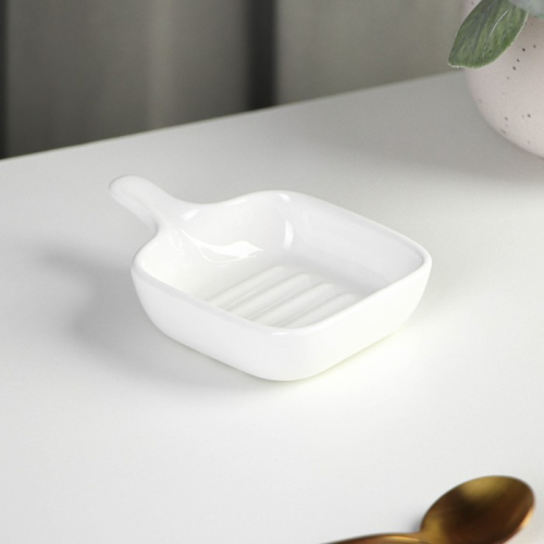 Соусник выглядит просто и элегантно. Соусник выглядит просто и элегантно.