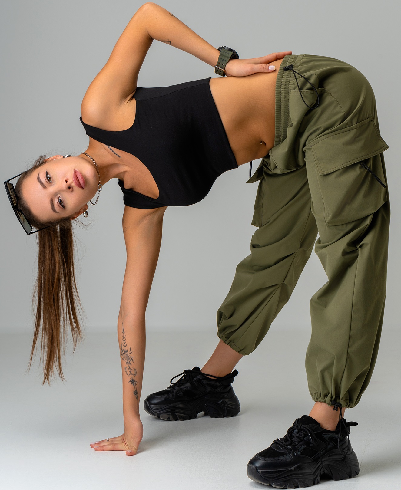 Happy Fox. Женская одежда. Почувствуй эстетику уличного стиля! Женские брюки карго с низкой посадкой созданы, чтобы добавить смелости и современности вашему образу. Happy Fox. Женская одежда. Почувствуй эстетику уличного стиля! Женские брюки карго с низкой посадкой созданы, чтобы добавить смелости и современности вашему образу.