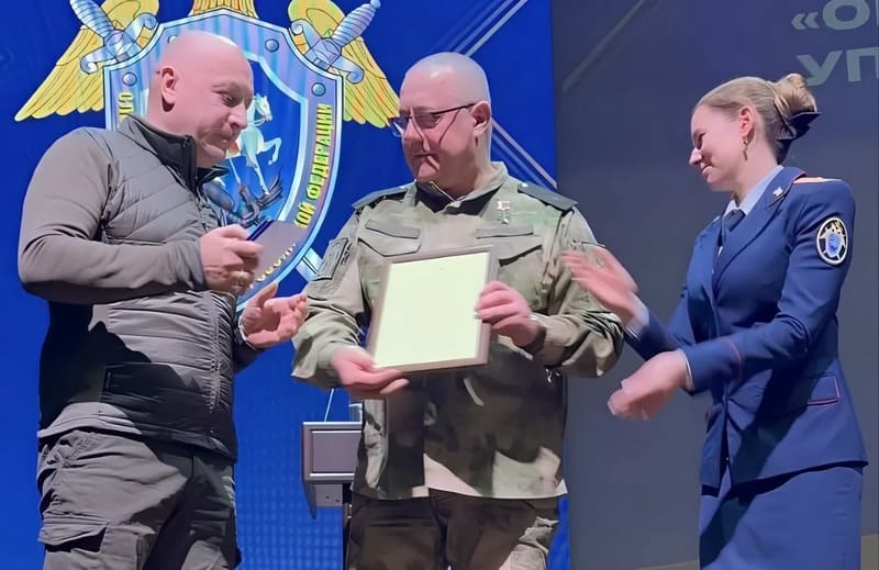 Генерал-майор Сергей Петров вручил Прилепину медаль за заслуги перед страной Генерал-майор Сергей Петров вручил Прилепину медаль за заслуги перед страной