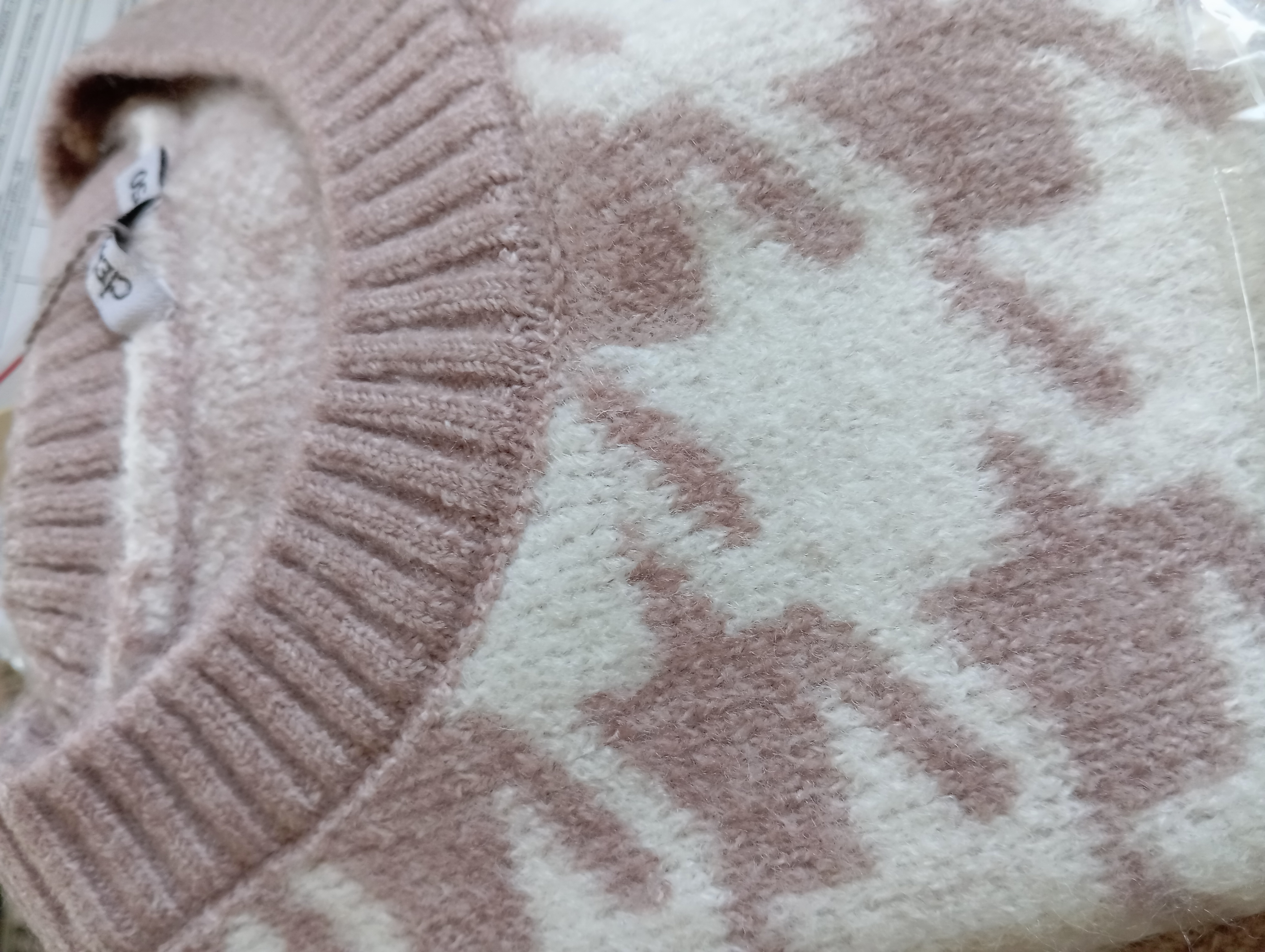 ДО ЧЕГО ЖЕ ХОРОШ! Очень пыталась на камеру поймать его фактуру, получилось так себе НО ЭТО ТАКАЯ МЯГКОСТЬ, ТАКАЯ НЕЖНОСТЬ!!! Джемпер просто идеален для весны! Садится по фигурке, не громоздкий, ОЧЕНЬ УЮТНЫЙ. ЦЕНА СКАЗКА - ВСЕГО 1015 РУБЛЕЙ!! ДО ЧЕГО ЖЕ ХОРОШ! Очень пыталась на камеру поймать его фактуру, получилось так себе НО ЭТО ТАКАЯ МЯГКОСТЬ, ТАКАЯ НЕЖНОСТЬ!!! Джемпер просто идеален для весны! Садится по фигурке, не громоздкий, ОЧЕНЬ УЮТНЫЙ. ЦЕНА СКАЗКА - ВСЕГО 1015 РУБЛЕЙ!!