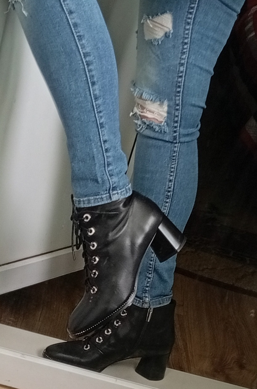 ПРИСТРОЮ ОЧЕНЬ КРАСИВЫЕ БОТИЛЬОНЫ 38-39 мягкая натуральная кожа , рант по подошве, маленький удобный каблук! В ЦР отправляю СРАЗУ долго ждать на надо. ПРИСТРОЮ ОЧЕНЬ КРАСИВЫЕ БОТИЛЬОНЫ 38-39 мягкая натуральная кожа , рант по подошве, маленький удобный каблук! В ЦР отправляю СРАЗУ долго ждать на надо.