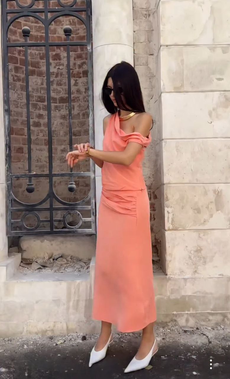 Прекрасный комплект в персиковом оттенке по РАСПРОДАЖЕ! Топ на одно плечо и юбка с добавлением льна прекрасно выглядит на загорелой коже и освежает летний гардероб. Прекрасный комплект в персиковом оттенке по РАСПРОДАЖЕ! Топ на одно плечо и юбка с добавлением льна прекрасно выглядит на загорелой коже и освежает летний гардероб.