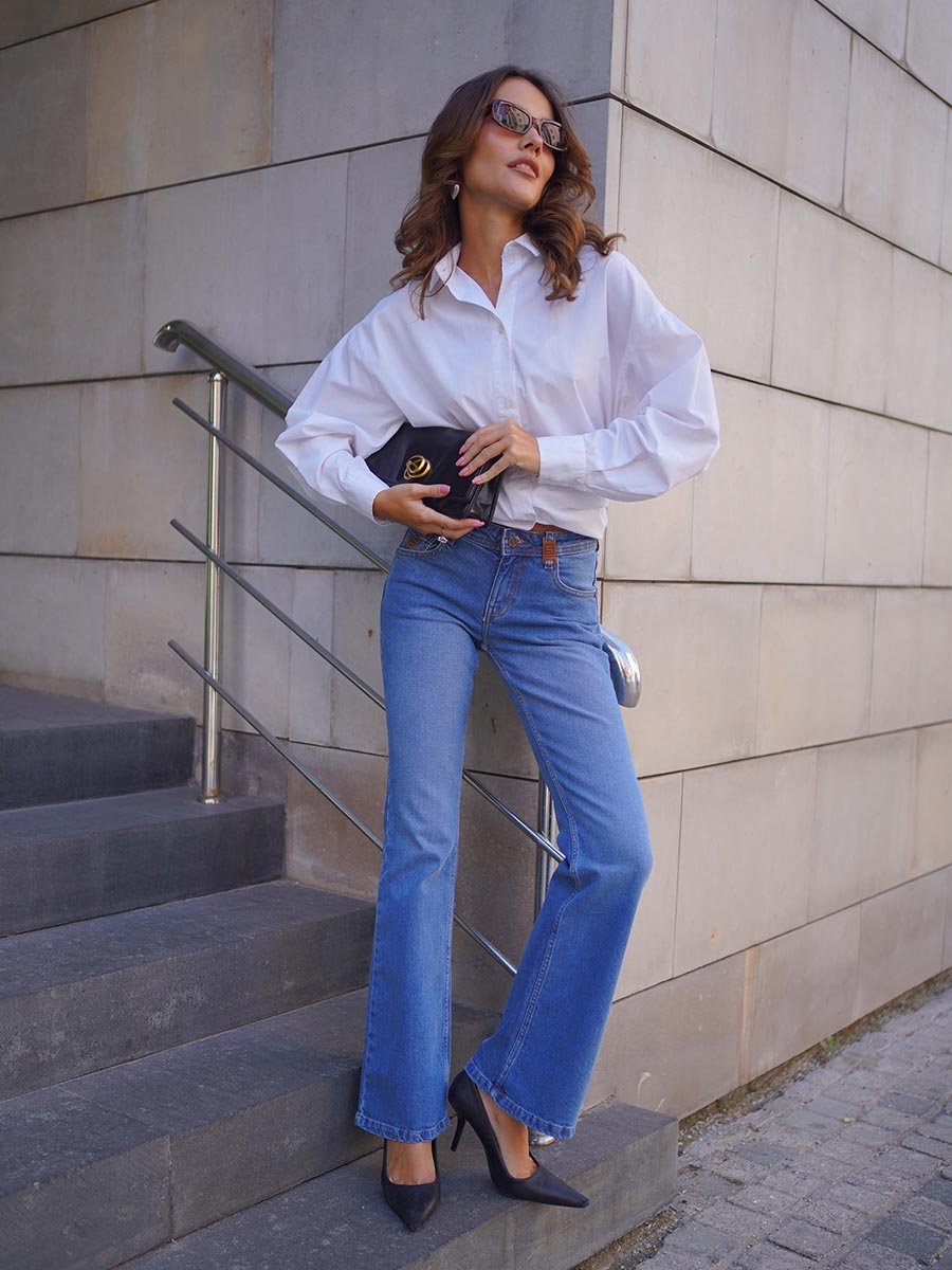 Женские расклешеные ретро джинсы с пятью карманами в стилистике 70-х годов прошлого века. Посадка Slim flare fit (облегающие по бедру и расклешенные от колена), низкая талия спереди средняя сзади. Женские расклешеные ретро джинсы с пятью карманами в стилистике 70-х годов прошлого века. Посадка Slim flare fit (облегающие по бедру и расклешенные от колена), низкая талия спереди средняя сзади.