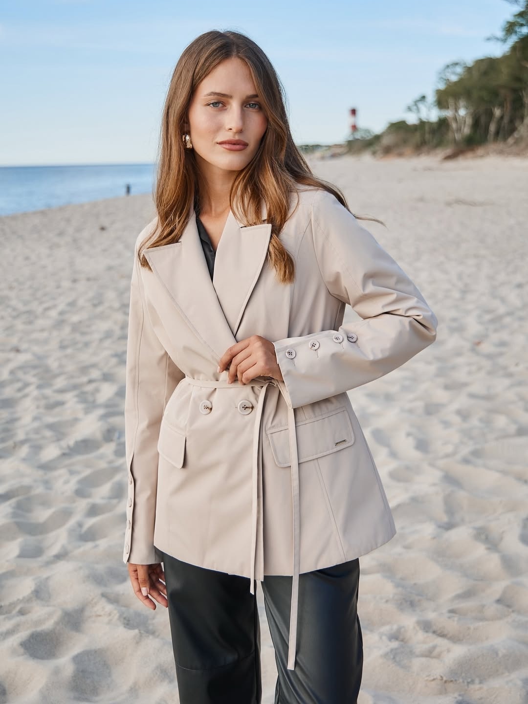 Такая верхняя одежда актуальна вне времени и будет радовать, точно не один сезон. Утепленный двубортный плащ пиджачного типа на пуговицах. В комплекте тонкий пояс из основной ткани. Такая верхняя одежда актуальна вне времени и будет радовать, точно не один сезон. Утепленный двубортный плащ пиджачного типа на пуговицах. В комплекте тонкий пояс из основной ткани.