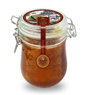 Пчелиные соты наполнены не только качественном медом, но и пергой, забрус, прополисом и пыльцой. Эти компоненты содержат в себе ряд полезных элементов. А при их сочетании получается продукт с большой целебной силой. Пчелиные соты наполнены не только качественном медом, но и пергой, забрус, прополисом и пыльцой. Эти компоненты содержат в себе ряд полезных элементов. А при их сочетании получается продукт с большой целебной силой.