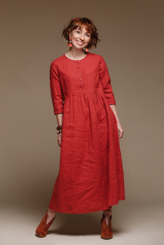 Лаконичность форм и отсутствие броской отделки оставляют место для дизайнерских экспериментов. Завышенная линия талии, длинна миди и вертикальная планка-застёжка создают стройный женский силуэт. Лаконичность форм и отсутствие броской отделки оставляют место для дизайнерских экспериментов. Завышенная линия талии, длинна миди и вертикальная планка-застёжка создают стройный женский силуэт.