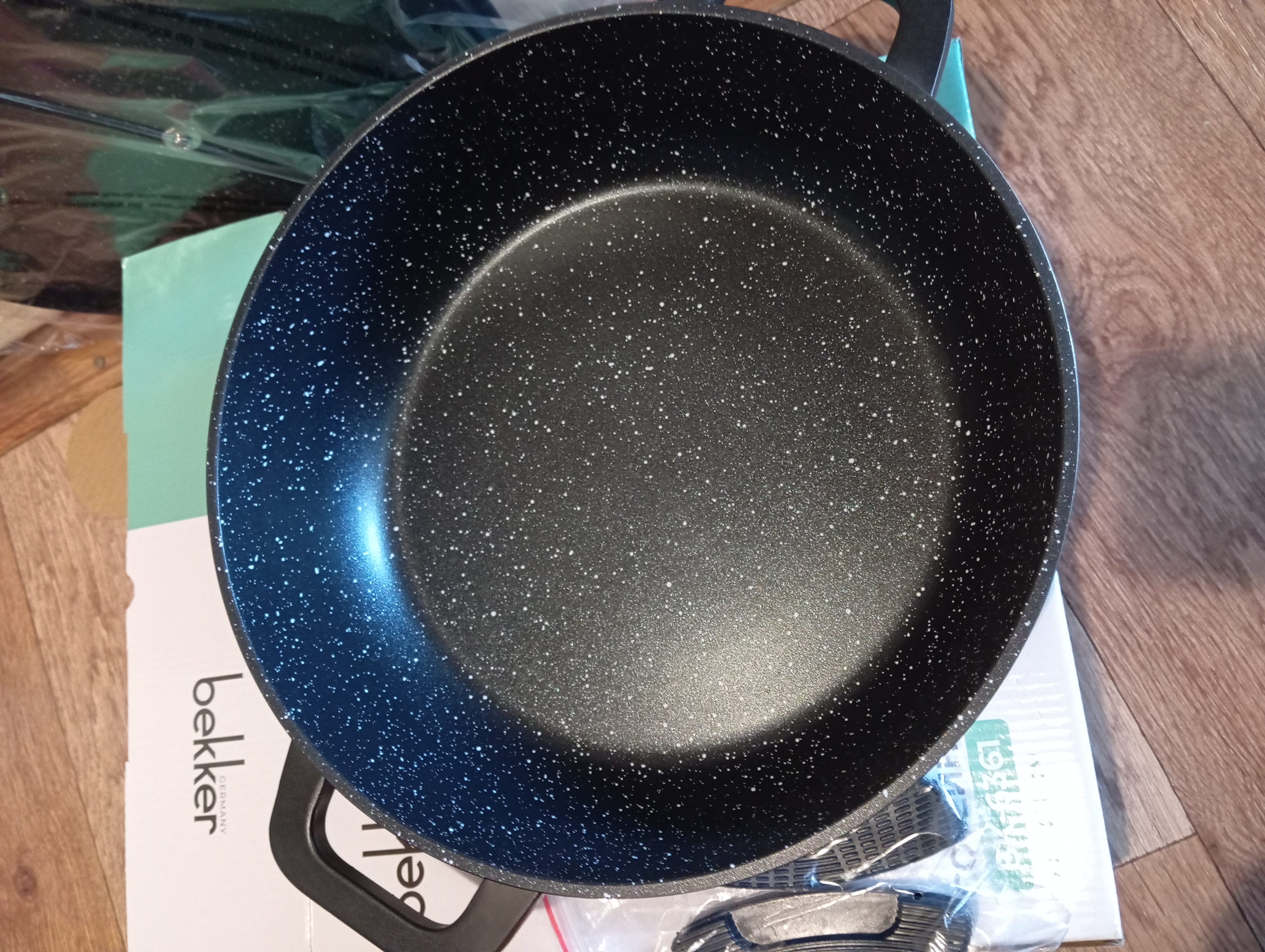 ЖИВОЕ ФОТО!!! ПЕРВОКЛАССНЫЙ СОТЕЙНИК!!! ТРЕХ СЛОЙНОЕ МРАМОРНОЕ АНТИПРИГАРНОЕ ПОКРЫТИЕ!!! СУПЕР - ВЕЩЬ!!! В КОМПЛЕКТЕ ИДУТ СИЛИКОНОВЫЕ НАКЛАДКИ НА РУЧКИ, чтобы не обжечься, если нагреются!!! У BEKKERA САМАЯ ЛУЧШАЯ ПОСУДА, ЖАЛЬ,, ЧТО БОЛЬШЕ ИХ НЕ БУДЕТ(( ЖИВОЕ ФОТО!!! ПЕРВОКЛАССНЫЙ СОТЕЙНИК!!! ТРЕХ СЛОЙНОЕ МРАМОРНОЕ АНТИПРИГАРНОЕ ПОКРЫТИЕ!!! СУПЕР - ВЕЩЬ!!! В КОМПЛЕКТЕ ИДУТ СИЛИКОНОВЫЕ НАКЛАДКИ НА РУЧКИ, чтобы не обжечься, если нагреются!!! У BEKKERA САМАЯ ЛУЧШАЯ ПОСУДА, ЖАЛЬ,, ЧТО БОЛЬШЕ ИХ НЕ БУДЕТ((