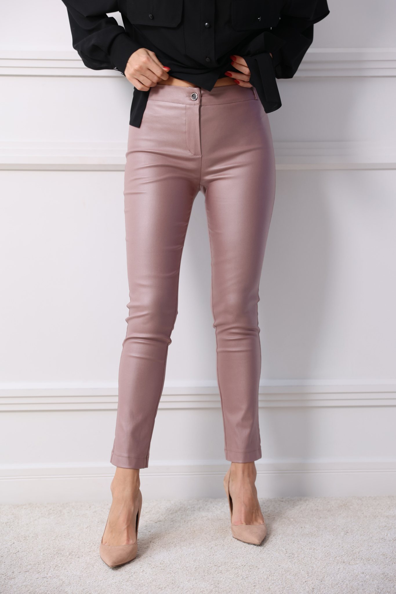 СУПЕР-ВАУ!!!! Я не шучу!!! Такие брючки у меня есть. ОНИ СУПЕР-ПУПЕР!!! Уже несколько сезонов служат мне верой и правдой. Не потрескались, не истерлись- НОВЕНЬКИЕ КАК И БЫЛИ. Тянутся на свой 44-46 я брала 44. СУПЕР-ВАУ!!!! Я не шучу!!! Такие брючки у меня есть. ОНИ СУПЕР-ПУПЕР!!! Уже несколько сезонов служат мне верой и правдой. Не потрескались, не истерлись- НОВЕНЬКИЕ КАК И БЫЛИ. Тянутся на свой 44-46 я брала 44.