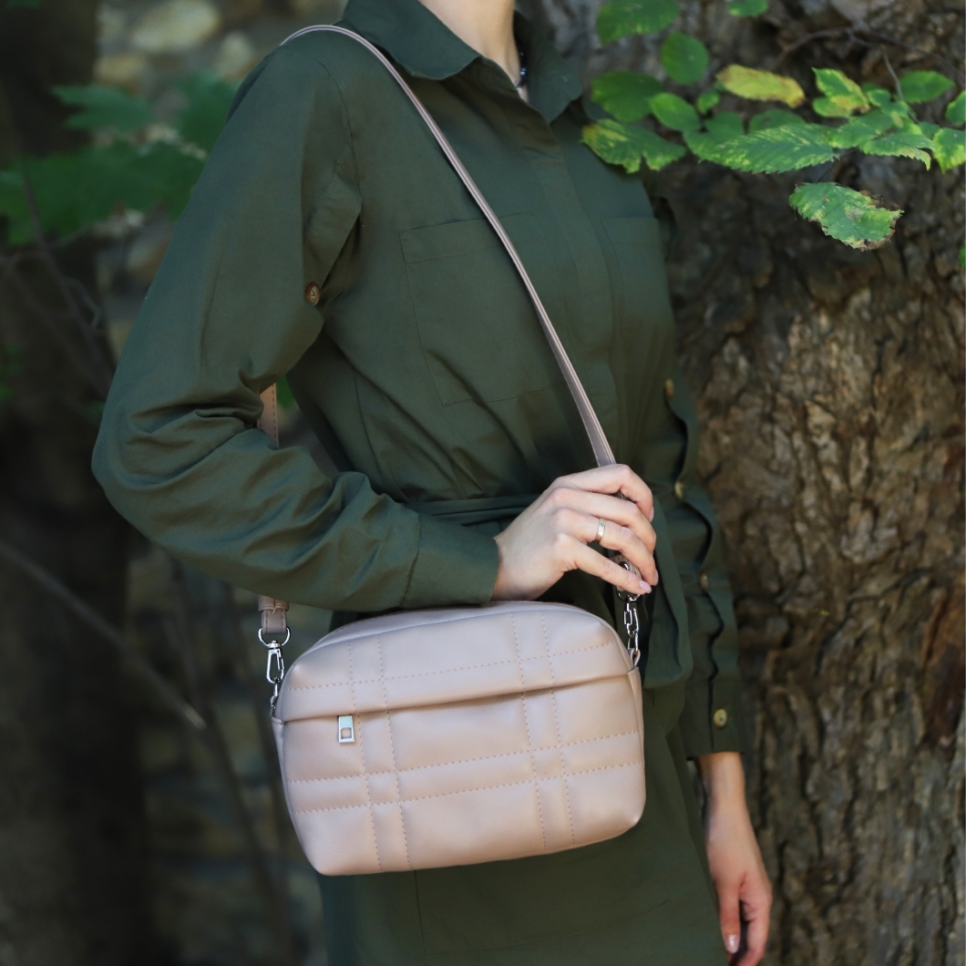 Скидка-30%! Модель, в которой спортивные черты гармонично соседствуют с мягкими линиями. Удобная, вместительная и лаконичная модель на длинной ручке. Скидка-30%! Модель, в которой спортивные черты гармонично соседствуют с мягкими линиями. Удобная, вместительная и лаконичная модель на длинной ручке.