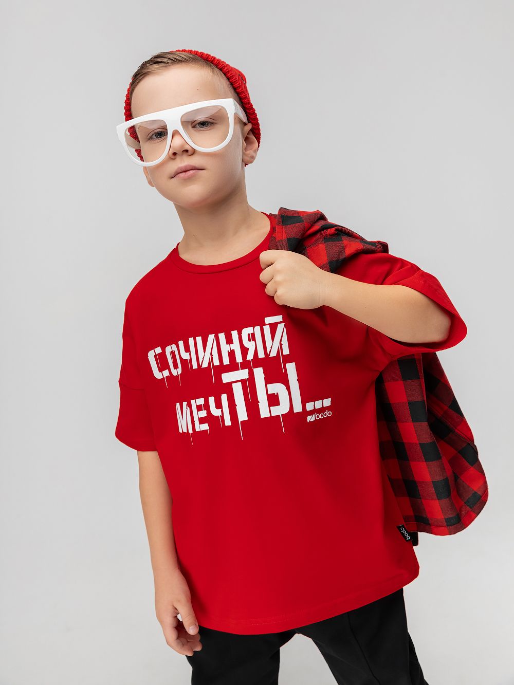 Свободная футболка с коротким рукавом и спущенным плечом. Яркая печать "Сочиняй мечТЫ" - удобно и с настроением! В красном и черном цветах. Свободная футболка с коротким рукавом и спущенным плечом. Яркая печать "Сочиняй мечТЫ" - удобно и с настроением! В красном и черном цветах.