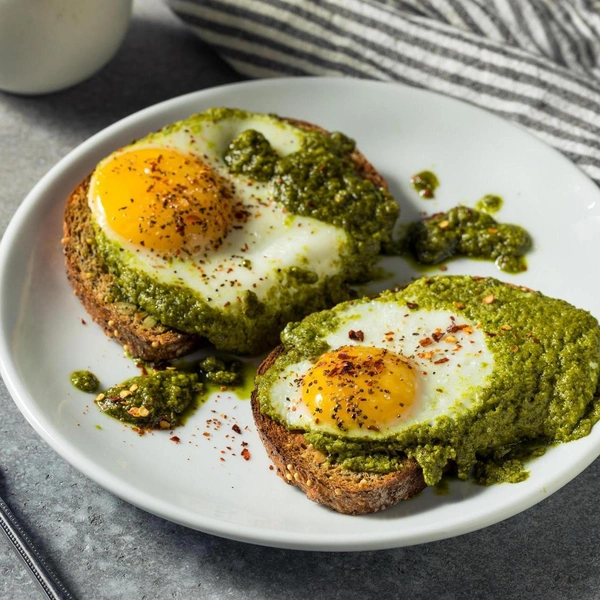 Быстрые тосты на завтрак с яйцомТосты с яйцом, авокадо и соусом песто — идеальный вариант завтрака для тех, кто всегда находится в спешке.Полный рецепт быстрых тостов с яйцом читайте по ссылке.
