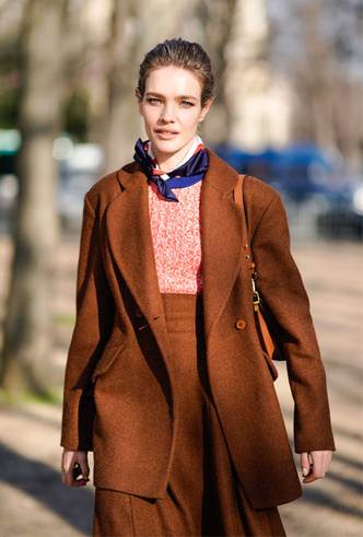 Как носить шелковые платки: 10 самых простых и стильных способов