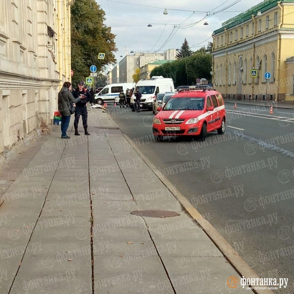 Разбитая машина полиции и двое на тротуаре. Серьезное ДТП перекрыло Шпалерную | Источник: читатель «Фонтанки»